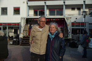 Foto Nr. 2: zeigt Christiane Schwerdh&ouml;fer und ihren Mann Klaus Preuschhof bei der Interkulturellen Woche 2024 . Dieses Foto wurde von Susanne Panozzo aufgenommen.