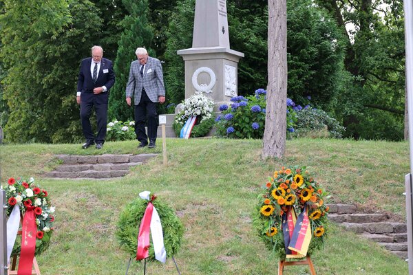Walter Behrens (Kreispr&auml;sident und Vorsitzender des Stiftungsrates der Idstedt-Stiftung) und Edgar Petersen (2. Vorsitzender der Idstedt-Stiftung) bei der Kranzniederlegung am Idstedt-Gedenktag (v.l.n.r.).
