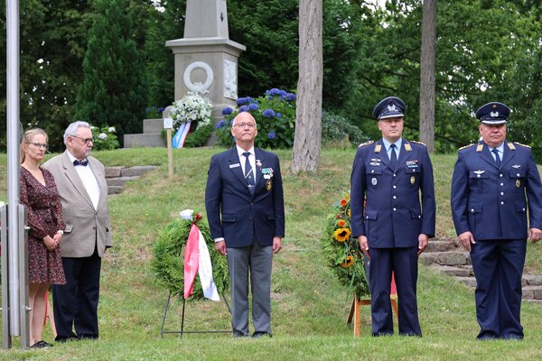 Vertreter*innen des d&auml;nischen und des deutschen Verteidigungsministeriums sowie ein Vertreter des 6. Juli Komitees / De Danske Forsvarsbr&oslash;dre for Fredericia bei der Kranzniederlegung  am Idstedt-Gedenktag.