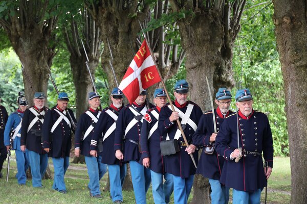 Reenactmentgruppen in historischen Uniformen des 19. Jahrhunderts am Idstedt-Gedenktag