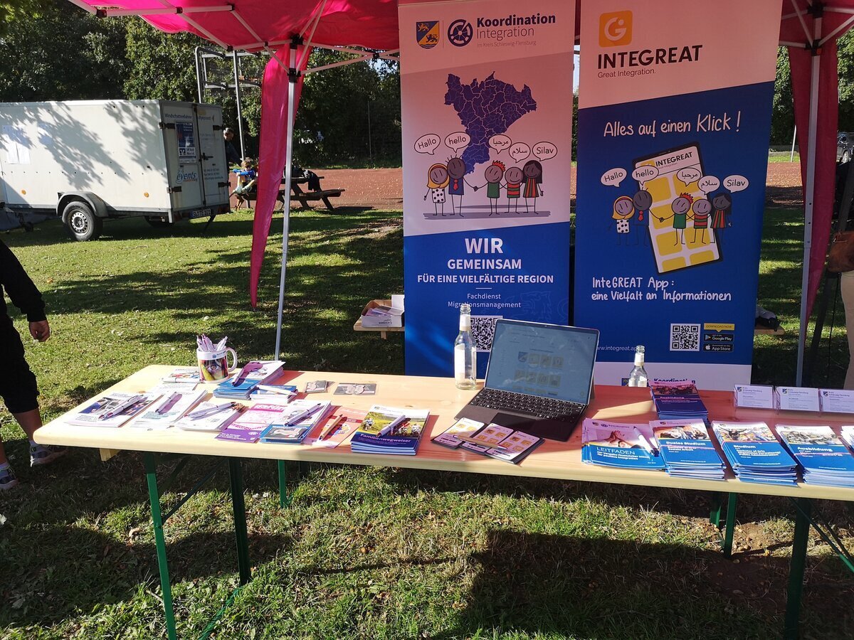 Infostand vom Kreis Schleswig-Flensburg mit Bannern &uuml;ber die Integreat-App
