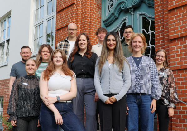 Gruppenbild der neuen Nachwuchskr&auml;fte mit den Ausbildungsleitungen