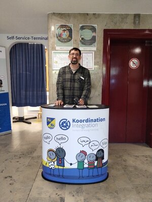 Unser Infostand im Wartebereich des Migrationsmanagements. Eine von vielen Werbeaktionen im Vorfeld der Veranstaltung.